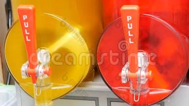冰汁机榨汁机含有一排红色和黄色的刷子，是在街道上的垃圾机中准备的。