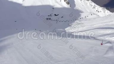 滑雪运动员滑雪场冬季滑雪场无人驾驶飞机上的雪地下坡