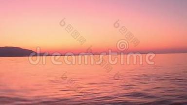 清晨在佛罗里达海洋沙洲上日出。 日落时波罗的海海湾的美丽景色，万里无云