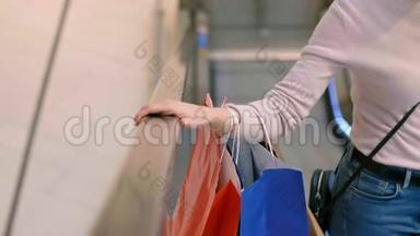 在大型购物活动中带着全套购物袋的女人