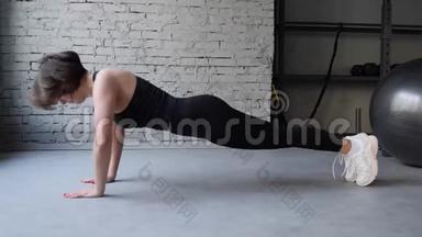 这段视频是关于运动型美女做俯卧撑作为她交叉健身，健<strong>美体</strong>操训练常规的一部分