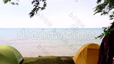 两个露营帐篷位于岸上。 大自然中活跃的户外度假