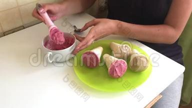 一个女人正在用勺子摘<strong>草莓冰淇淋</strong>。 盘子旁边放着<strong>草莓</strong>和香蕉<strong>冰淇淋</strong>。 关于