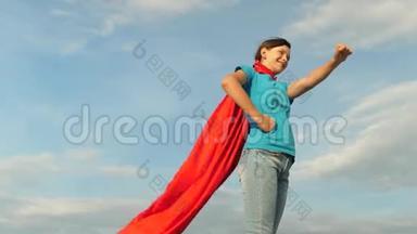 女孩<strong>梦想</strong>成为超级英雄对抗蓝天。 站在红色斗篷里的年轻女孩表达了<strong>梦想</strong>。 美丽美丽