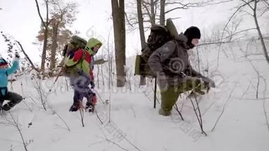 冬季活动：四个朋友冬天去森林远足，<strong>极限旅行</strong>。