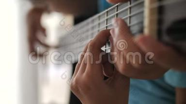 一位母<strong>亲近</strong>距离地教女儿如何演奏古典吉他，家庭活动为自学c