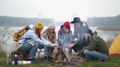 饥肠辘辘的旅行者正在火上煮<strong>棉花糖</strong>，在篝火旁谈话时用棍子吃<strong>棉花糖</strong>，