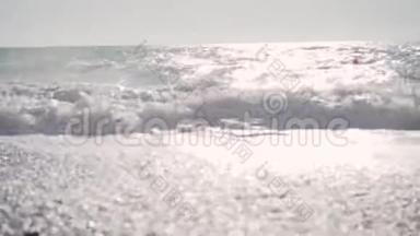 强烈的波浪在海滩上撞击。 海上巨浪