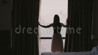 后景年轻幸福的女人用史诗般的海景关上窗帘，走回黑暗的酒店公寓慢动作。