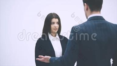 可爱的办公室女人正在向她的老板<strong>汇报</strong>。 但他很严格，批评她，指着剪贴板。