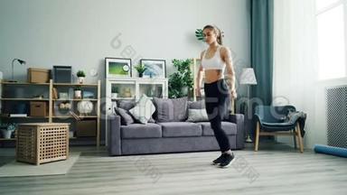 瘦小的女士在腿部和顶级锻炼在家里锻炼。