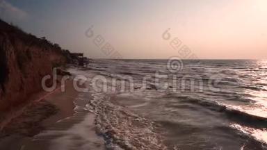 海滩上的紫色和粉红色日落景色，沙质粘土破碎和缓慢的<strong>快门</strong>速度，海浪和岩石海景。