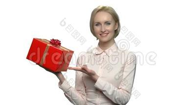 微笑的女人展示红色礼品盒。