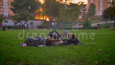 大学生<strong>读书</strong>和做白<strong>日</strong>梦时休息和躺在公园草地上的特写镜头