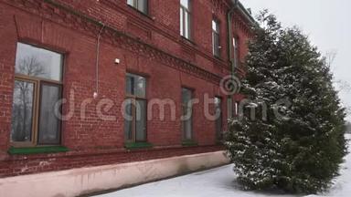 旧红砖建筑18世纪冬季白天降雪。 俄罗斯帝国最古老的旅馆或旅社