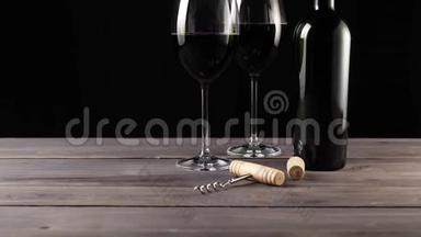 豪华<strong>红酒</strong>。 两个酒杯，开瓶器，软木塞和一瓶<strong>红酒</strong>，由美味的红葡萄制成