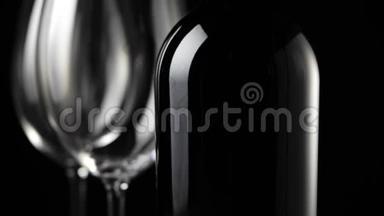 豪华红酒。 两个空酒杯和一瓶红酒，由桌上美味的红葡萄和黑色制成