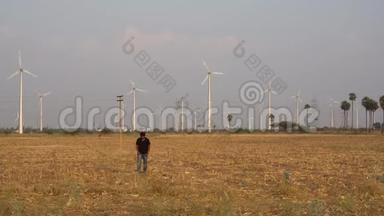 在风电场为风车公司工作的人在完成检查后从风电厂步行