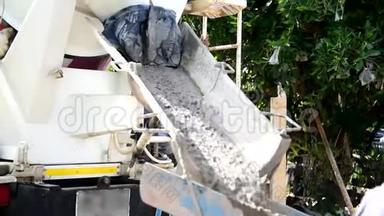 水泥车搅拌和浇注水泥