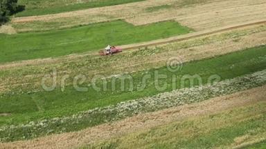 空中景观，老式<strong>联合</strong>收割机，为食品工业和农业企业种植小麦