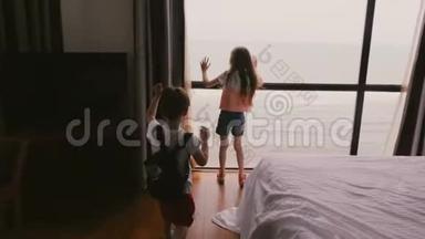 两个快乐兴奋的小孩跑到大酒店的<strong>公寓</strong>窗口，享受不可思议的多云<strong>海景</strong>，慢动作