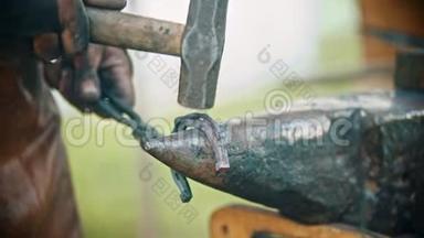 铁匠做马蹄铁-用锤子打铁