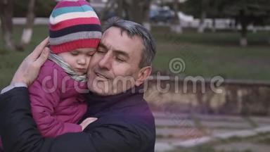 亲近小女孩和爷爷拥抱，感受彼此的爱，享受宁静的氛围。 家庭概念