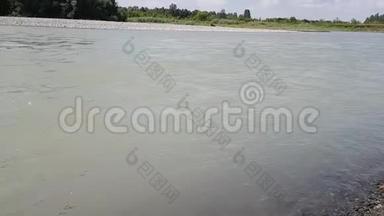 夏日快流的卡屯河特写镜头.. 由于粘土的掺和，河水呈浅灰色