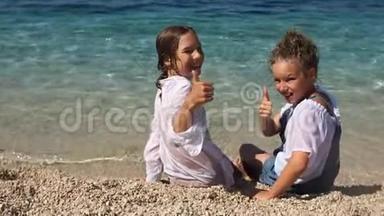 在海滨上学的孩子。 孩子们转过身来，向全班展示拇指手势。 暑假，快乐的孩子