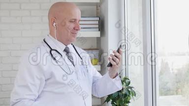 令人愉悦的医生形象使用智能手机和免提电话