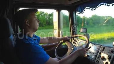 <strong>卡车司机</strong>晚上在乡间骑行的概况。 戴帽子的人控制他的<strong>卡车</strong>，享受旅程