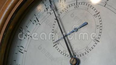 时针在老式机械手表的表盘上移动