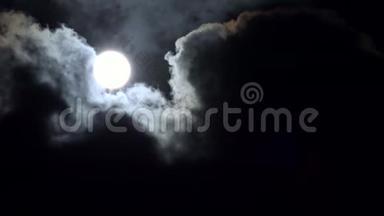 满月在夜空中的云彩中升起，在夜晚的月光下<strong>观看</strong>，在夜晚的流逝
