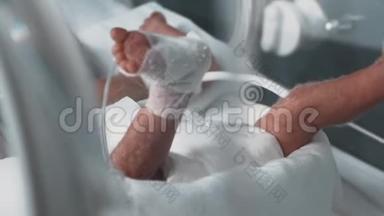 新生儿早产在医院保温箱里抽动小胳膊小腿