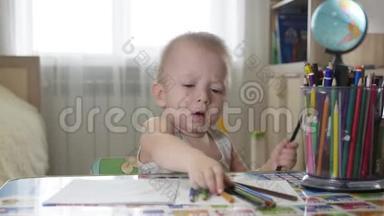 可爱的小男孩在家绘画，1岁幼儿小男孩用铅笔绘画，快乐的学龄前儿童。 创意游戏