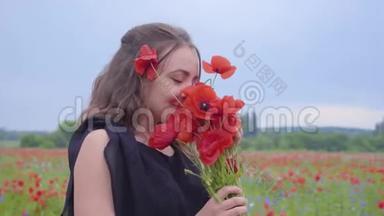 一幅美丽的年轻女子手里拿着一束鲜花，手里闻着一束鲜花，站在镜头里的肖像