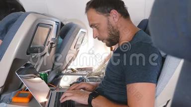 年轻专注的<strong>创意</strong>商人与智能<strong>手表</strong>在线工作在笔记本电脑移动办公室在飞机旅行。