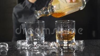 女酒保慢慢地把酒瓶里的酒倒进玻璃杯里。夜总会的酒吧。穿黑色制服的酒吧招待