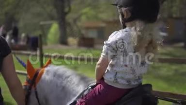 小女孩骑独角兽小马。 儿童娱乐派对。 万向节