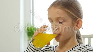 儿童饮用橙汁，儿童厨房早餐，女孩品尝新鲜