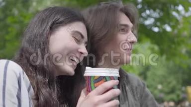 肖像可爱的年轻幸福夫妇穿着休闲服装在一起在公园里，有一个约会。 <strong>学生们</strong>