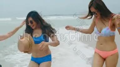 三个亚洲女人在海边的<strong>快乐</strong>度假<strong>之旅</strong>
