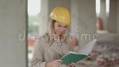 女工程师在阅读施工计划时感到愤怒和不安
