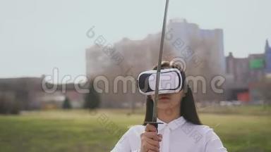 亚洲人在玩未来特殊眼镜的虚拟现实游戏时骄傲地拿着片假名