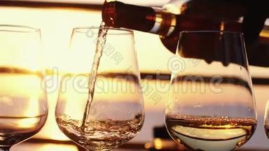 在海滩咖啡馆里，在令人惊叹的日落时分，用四杯白葡萄酒在缓慢的运动中狂欢。 3840x2160