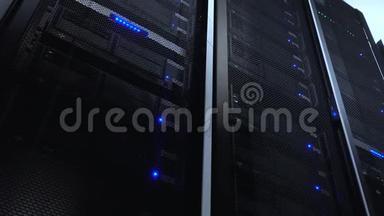 计算机服务器安装在数据中心房间的机架上，有蓝色照明警报。 <strong>底部</strong>视图。 服务器<strong>底部</strong>视图静态视频