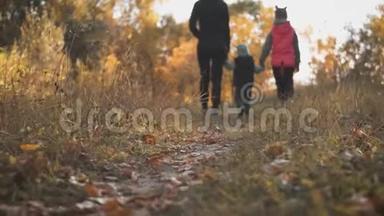母亲和两个孩子在<strong>公园里散步</strong>，享受美丽的秋天自然。 幸福的家庭在秋天<strong>散步</strong>。