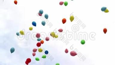 许多五颜六色的气球高高地飞向天空。 庆祝、娱乐和环境污染生态问题的概念