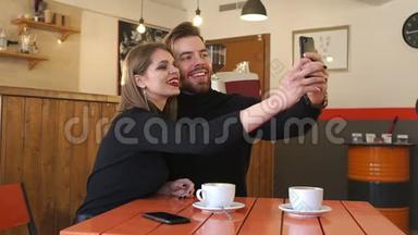 幸福的夫妇坐在咖啡馆里自拍。