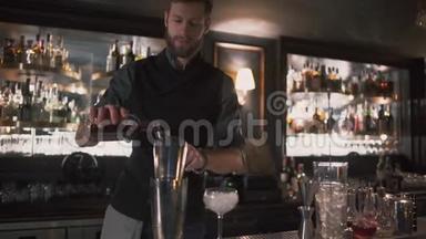 酒保<strong>把酒</strong>精倒在烧杯里，然后用倒入玻璃中，展示了他的技能。 现代酒吧的酒吧服务员